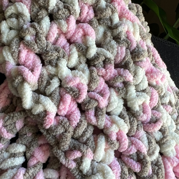 Vintage Bernat Yarn Knit Fringe Scarf Ivory Pink Gray Chunky 40” Plus - Picture 10 of 11